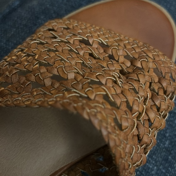 Universal threads brown flat woven sandals barely worn! - Picture 3 of 3